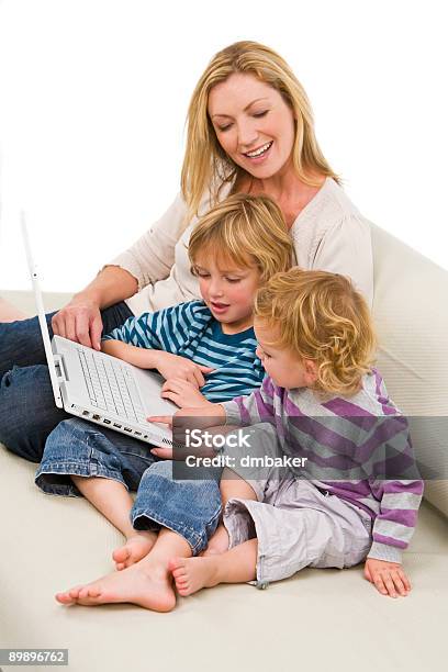 Famiglia Di Apprendimento - Fotografie stock e altre immagini di Figlio maschio - Figlio maschio, Madre, Adulto