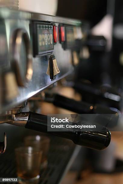 Máquina De Café Com Shotglasses - Fotografias de stock e mais imagens de Bebida - Bebida, Cafeteria, Café - Bebida