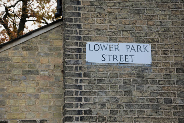 istock Lower Park Street Sign 898972548