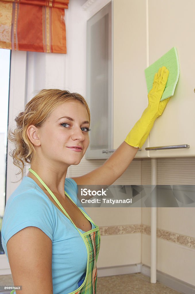 Dziewczyna mycia Kuchnia zestaw - Zbiór zdjęć royalty-free (Budowla mieszkaniowa)