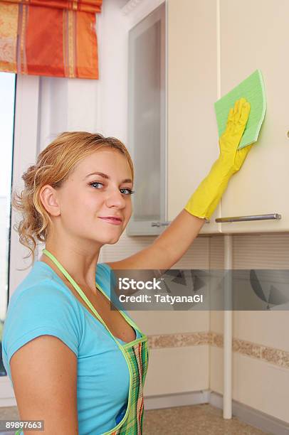 Lavagens Conjunto De Cozinha Menina - Fotografias de stock e mais imagens de Adulto - Adulto, Adulto maduro, Afazeres Domésticos