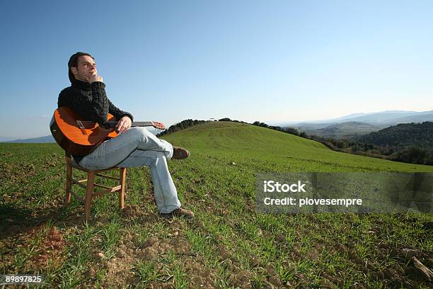 Photo libre de droit de Homme Dans La Nature banque d'images et plus d'images libres de droit de Adulte - Adulte, Assis, Bizarre