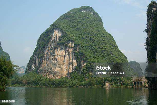Río Li Cerca De Yangshuo En Guangxi Provincia Foto de stock y más banco de imágenes de Agua - Agua, Aire libre, Asia