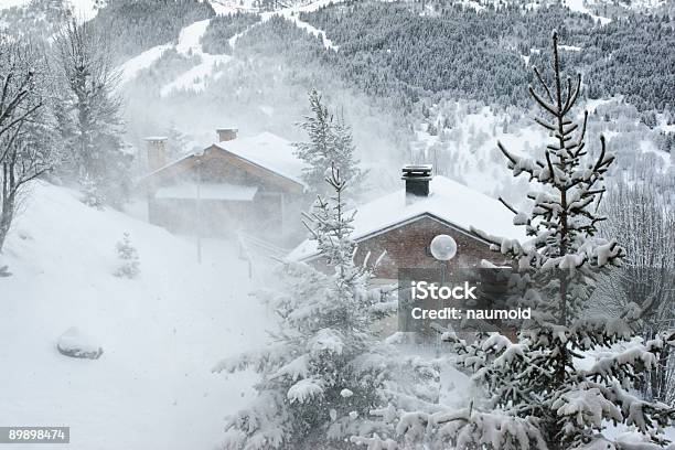 Estância De Esqui Na Tempestade De Neve - Fotografias de stock e mais imagens de A nevar - A nevar, Alpes Europeus, Ao Ar Livre