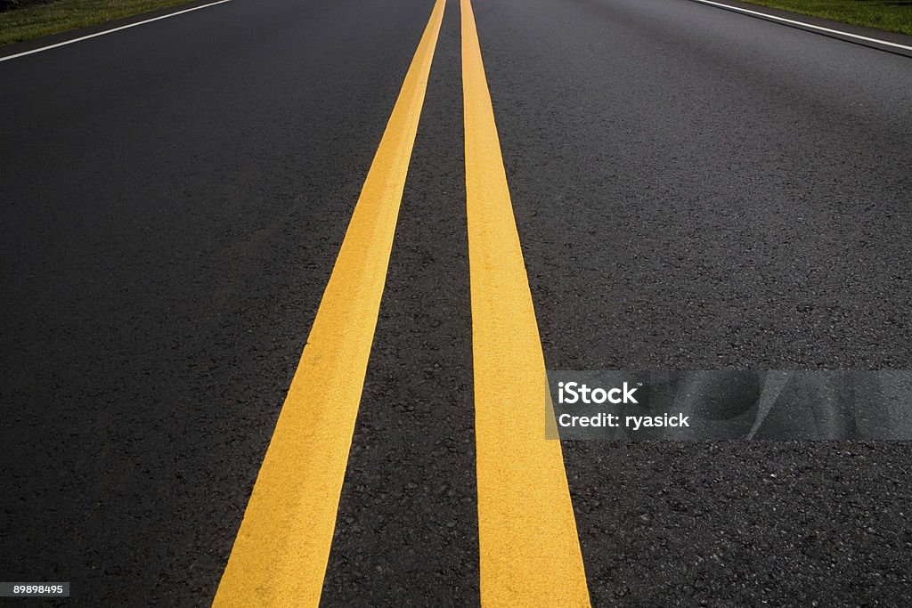 Mirando hacia abajo el medio de línea de separación por New Road - Foto de stock de Asfalto libre de derechos