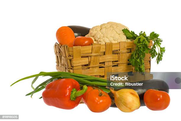 Verduras Y La Cesta Foto de stock y más banco de imágenes de Arreglo - Arreglo, Berenjena - Vegetal, Blanco - Color