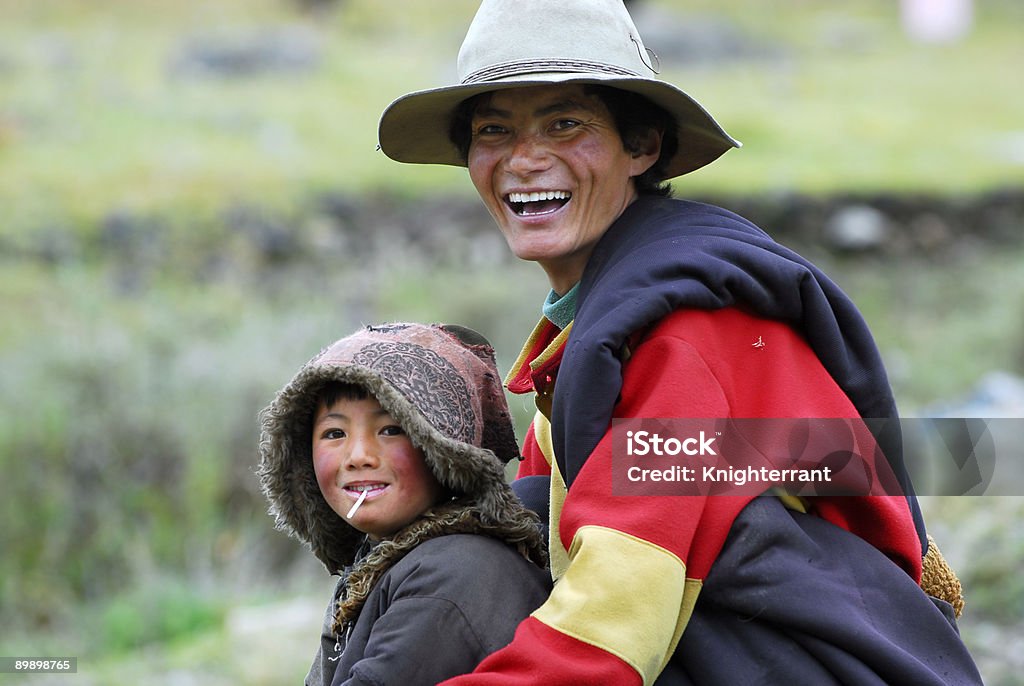 Padre e hijo tibetano - Foto de stock de Aire libre libre de derechos