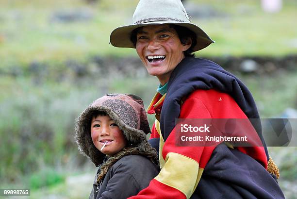 Tibetano Pai E Filho - Fotografias de stock e mais imagens de Amor - Amor, Ao Ar Livre, Cena Rural