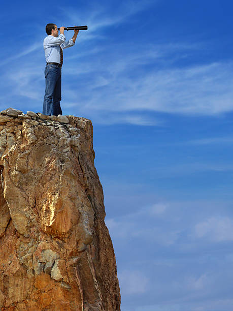 hombre en la colina - pursuit binoculars mountain sky fotografías e imágenes de stock