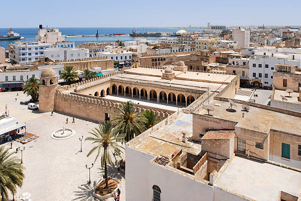 luftbild von sousse, tunesien - ancient arabic style arch architecture stock-fotos und bilder