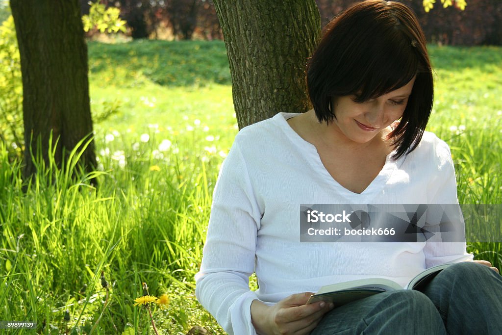 Lire un livre - Photo de Adolescent libre de droits