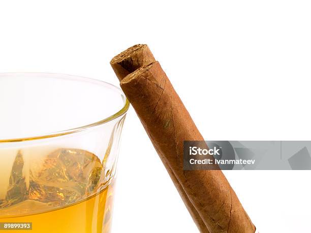 Cigars And Whiskey Stockfoto en meer beelden van Alcohol - Alcohol, Close-up, Cubaanse cultuur