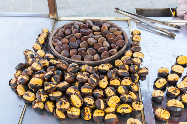 pettoroni arrostiti freschi - chestnut market vendor roasted christmas foto e immagini stock