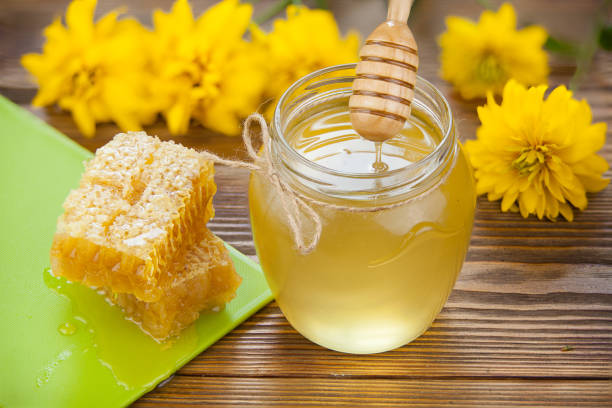 istock Delicious delicious honey in  jar on table 899006526
