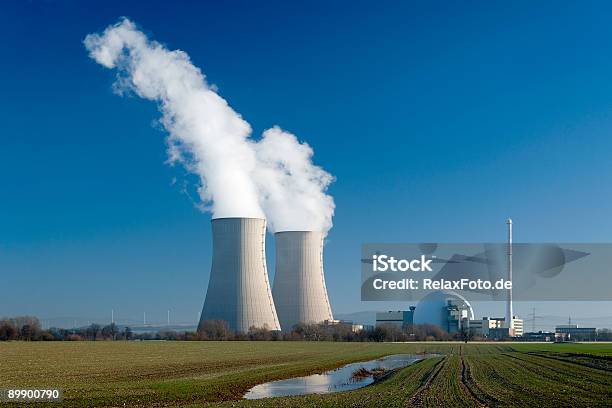 Centrale Nucleare Grohnde Torri Di Raffreddamento Con Vapore - Fotografie stock e altre immagini di Centrale nucleare