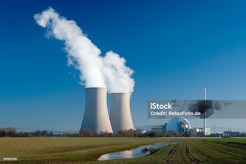 Elektrownia jądrowa Grohnde z para wieże chłodnicze, - Zbiór zdjęć royalty-free (Elektrownia jądrowa)