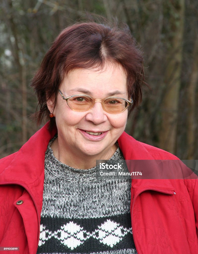 รอยยิ้มของผู้หญิงอาวุโสในผ้าฤดูหนาว - ไม่มีค่าลิขสิทธิ์ ประเทศเยอรมนี ภาพสต็อก