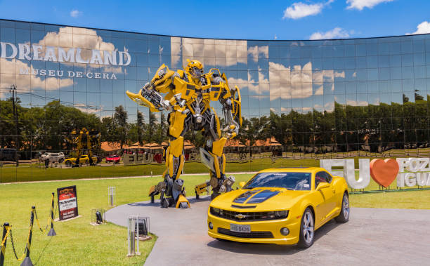 bumblebee transformer przed muzeum wosku "dreamland" w foz do iguacu w pobliżu słynnego wodospadu iguacu. - megatron zdjęcia i obrazy z banku zdjęć