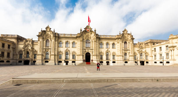 construction du palais de gouvernement extérieur, main square, ville de lima, pérou. - building exterior president government building famous place photos et images de collection