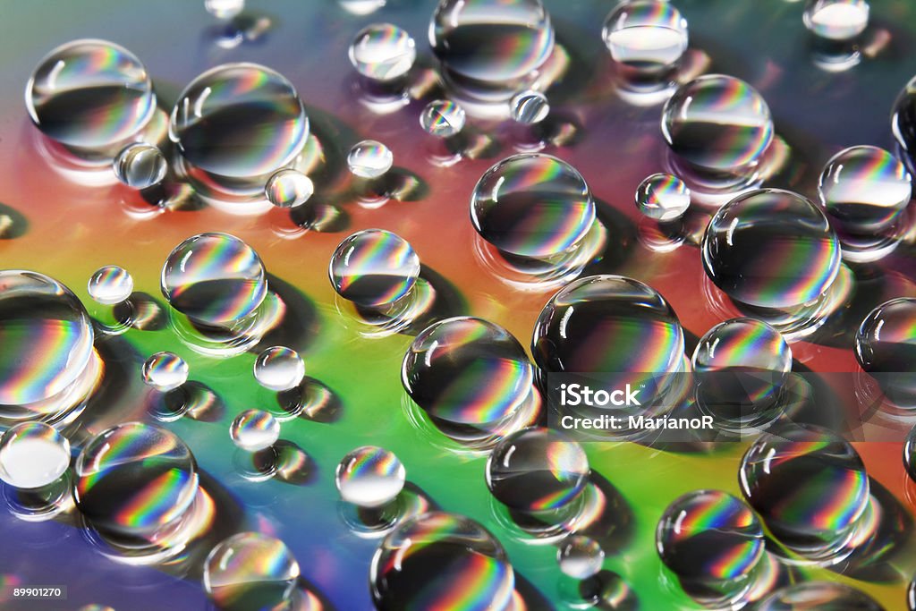 Gotas de agua con rainbow arch - Foto de stock de Abstracto libre de derechos