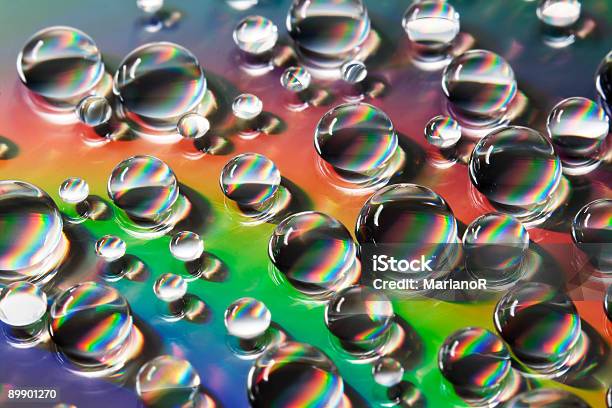 Gotas De Agua Con Rainbow Arch Foto de stock y más banco de imágenes de Abstracto - Abstracto, Agua, Belleza de la naturaleza
