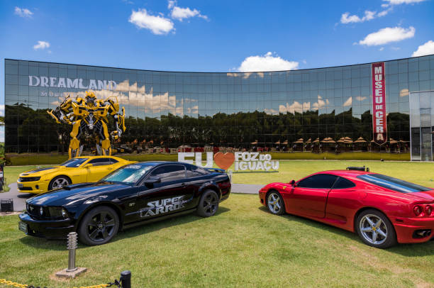 bumblebee transformer przed muzeum wosku "dreamland" w foz do iguacu w pobliżu słynnego wodospadu iguacu. - megatron zdjęcia i obrazy z banku zdjęć