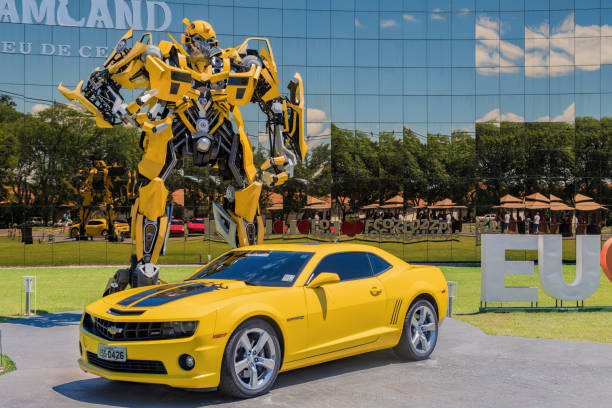 bumblebee transformer przed muzeum wosku "dreamland" w foz do iguacu w pobliżu słynnego wodospadu iguacu. - megatron zdjęcia i obrazy z banku zdjęć