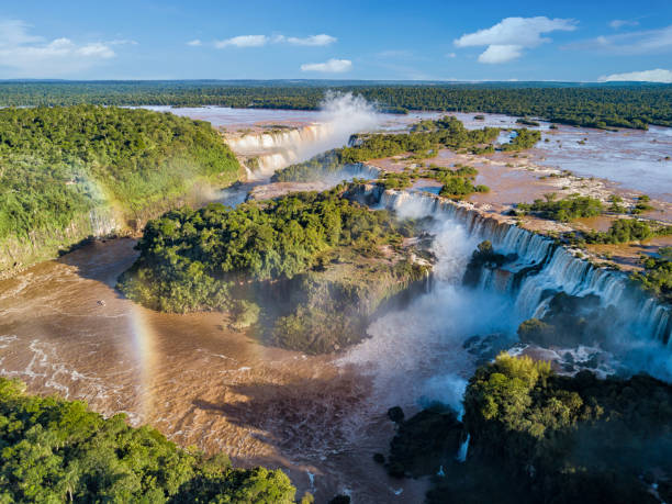 vista aérea de las cataratas del iguazú. vistas de la garganta del diablo la garganta del diablo. - iguacu falls argentina tropical rainforest rainbow fotografías e imágenes de stock