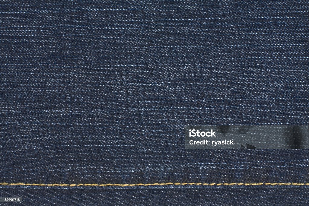 Primo piano di sfondo tessuto Denim scuro con cuciture - Foto stock royalty-free di Abbigliamento