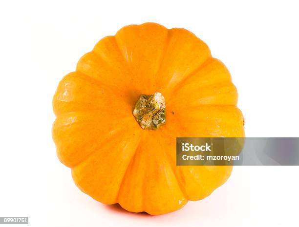 Redonda Naranja Calabaza Foto de stock y más banco de imágenes de Alimento - Alimento, Artesanía, Blanco - Color