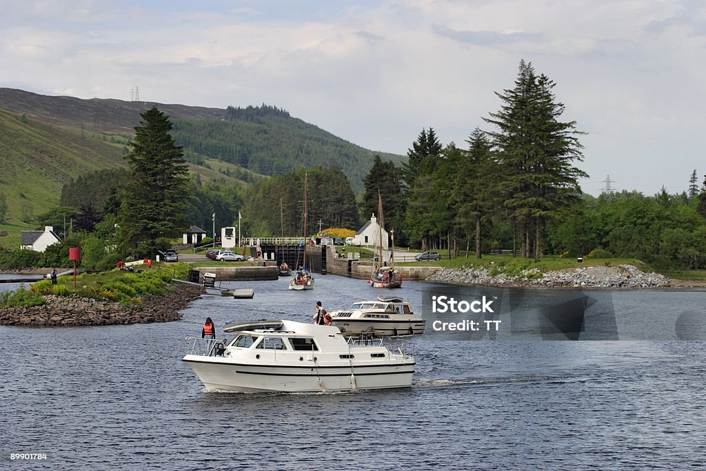 Embarcación a motor en el canal - Foto de stock de Abeto Picea libre de derechos