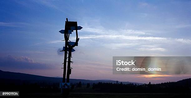 Drogowskaz - zdjęcia stockowe i więcej obrazów Chmura - Chmura, Ciemny, Decyzje