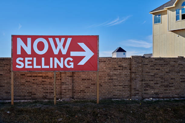 istock Now Selling Sign Posted 899027172