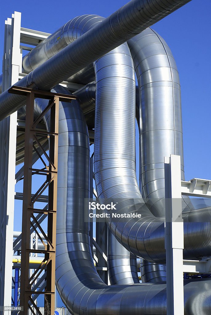 Dutos industrial na tubulação-Ponte contra o céu azul - Foto de stock de Avac royalty-free
