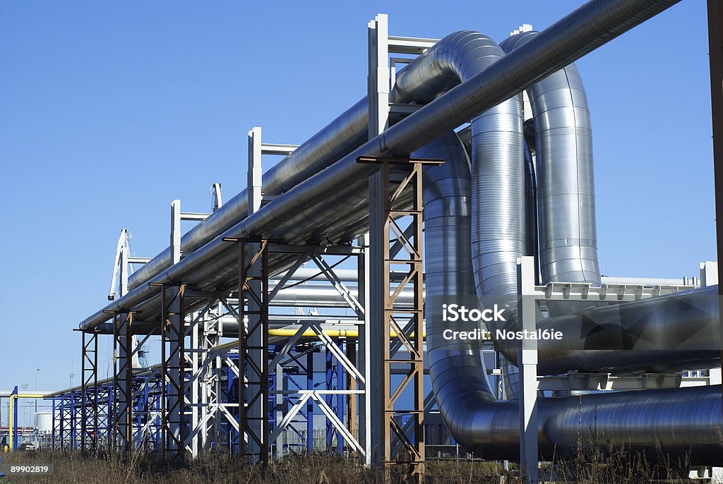 Dutos industrial na tubulação-Ponte contra o céu azul - Foto de stock de Avac royalty-free