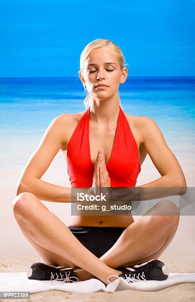 Mujer Joven Haciendo Yoga Se Mueve O Meditando En El Mar Y Playa Foto de stock y más banco de imágenes de Actividades y técnicas de relajación