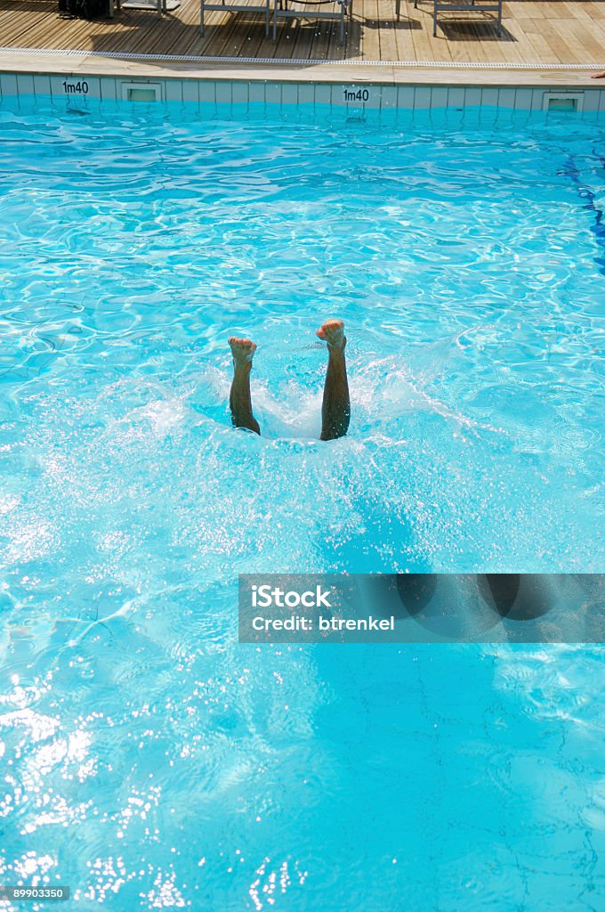 В бассейне-элегантный прыжок - Стоковые фото iStockalypse роялти-фри