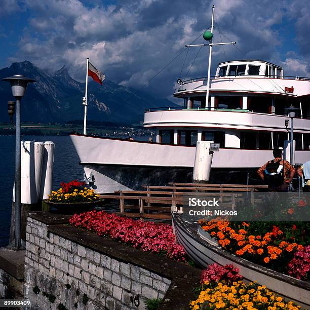 Traghetti Nel Spiez Sul Lago Di Thun Svizzera - Fotografie stock e altre immagini di Acqua - Acqua, Alpi, Alpi Bernesi