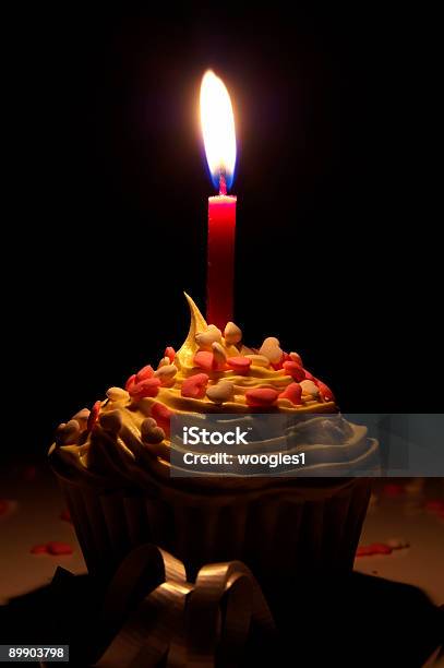 誕生日カップケーキ - おやつのストックフォトや画像を多数ご用意 - おやつ, アイシング, イルミネーション