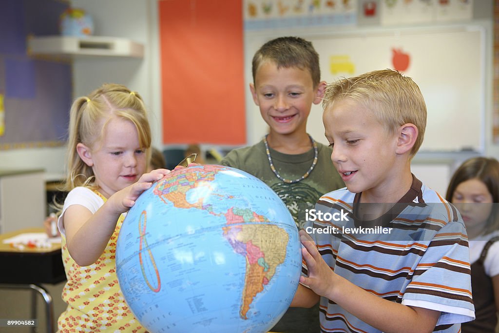 Trois étudiants de l'école primaire look au monde - Photo de 6-7 ans libre de droits