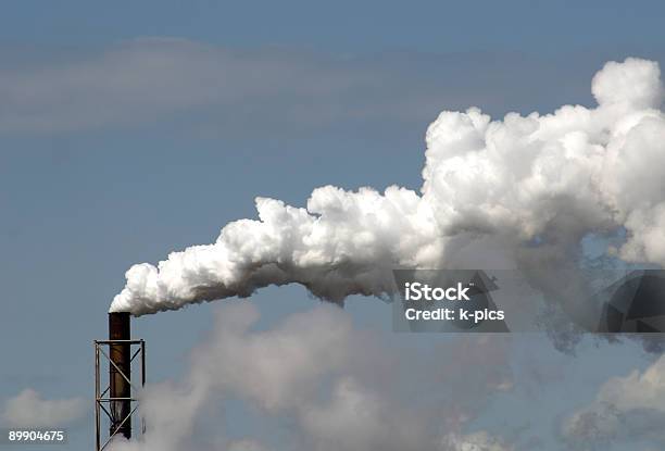 Torre De Arrefecimento - Fotografias de stock e mais imagens de Avac - Avac, Chaminé - Estrutura Feita pelo Homem, Chaminé de Fábrica