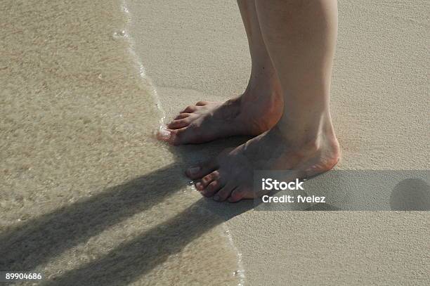 Piedi Sulla Sabbia - Fotografie stock e altre immagini di Acqua - Acqua, Adulto, Ambientazione esterna