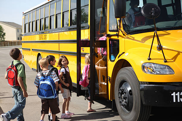 studenci się na autobus szkolny - school bus education transportation school zdjęcia i obrazy z banku zdjęć