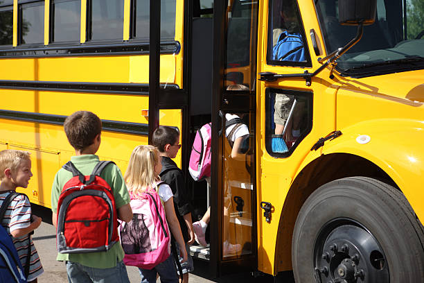szkoły podstawowej uczniowie się na autobus - school bus education transportation school zdjęcia i obrazy z banku zdjęć