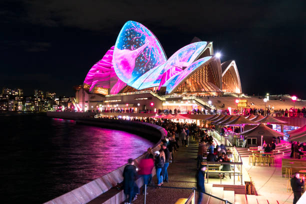 鮮やかなシドニーオペラハウス  - sydney opera house opera house sydney australia sydney harbor ストックフォトと画像