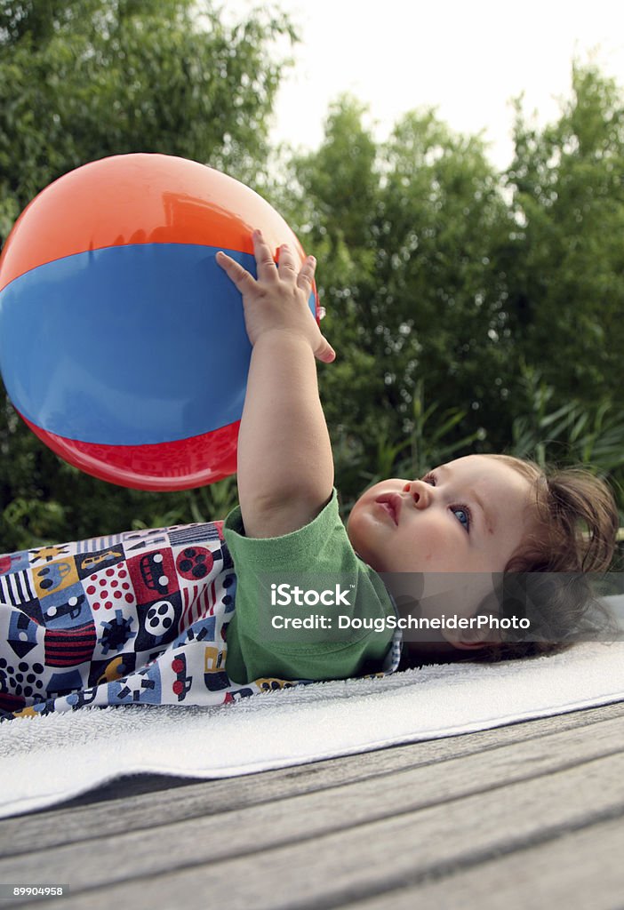 Ballon de plage bébé - Photo de Allongé sur le dos libre de droits