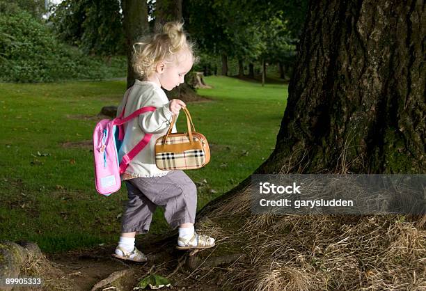 여자아이 In Woods 18-23 개월에 대한 스톡 사진 및 기타 이미지 - 18-23 개월, 가방, 걷기