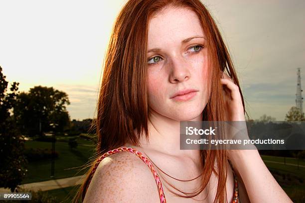 Mujer Joven De Pelo Roja Windy Al Aire Libre Foto de stock y más banco de imágenes de A la moda - A la moda, Adolescente, Adulto