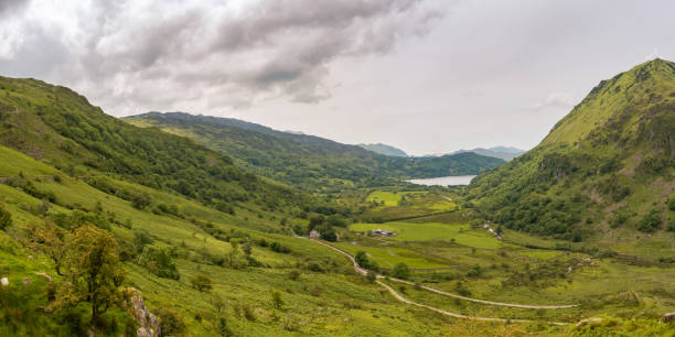 Landscape in Snowdonia, Wales, UK Snowdonia Landscape on the road between Capel Curig and Beddgelert, with the valley of the River Glaslyn, Gallt Y Wenallt and Llyn Gwynant in the background, Gwynedd, Wales, UK llyn gwynant stock pictures, royalty-free photos & images