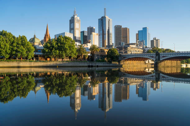 мельбурн отражается в реке ярра - melbourne cityscape clear sky day стоковые фото и изображения
